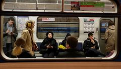 Cestující ve vagónu petrohradského metra ve stanici Technologický institut, kde...