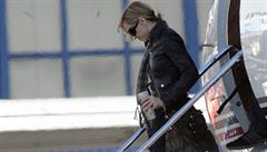 Zp�va�ka Madonna vystupuje z letadla na Staré Ruzyni 2006).