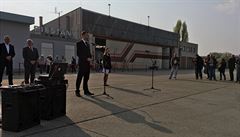 Poté nás p�ivítali i trnavský �upan Tibor Miku� a primátor m�sta Pie��any Milo�...