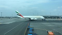 A380 kvli své velikosti ke gatu nezajídí, ale je tam taen tahaem a po kadé...