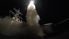 Americká lo USS Porter odpaluje rakety tomahawk.