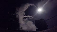Americká lo USS Porter (DDG 78) odpaluje rakety tomahawk..
