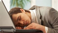 Nedostatek spnku zpsobuje hdky na pracoviti, uvedli vdci