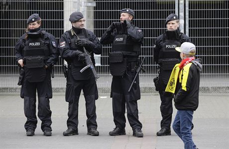 Policist ped zpasem Ligy mistr Borussia Dortmund vs. AS Monaco.