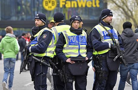 Policist hldkuj v okol stadionu Borussie ped duelem Dortmund vs. Monaco.