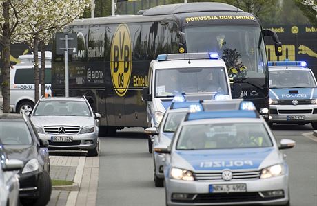 Autobus Borussie Dortmund ped zpasem Ligy mistr.