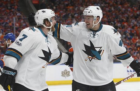 Paul Martin (7) a Tom Hertl (48) ze San Jose slav gl v sti Edmontonu.