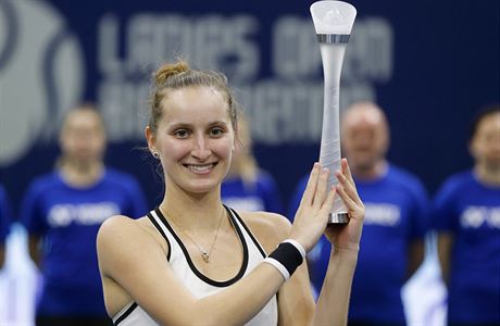 Markéta Vondrouová slaví s trofejí pro vítzku turnaje v Bielu.