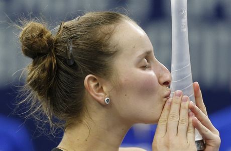 Markéta Vondrouová líbá trofej pro vítzku turnaje v Bielu.