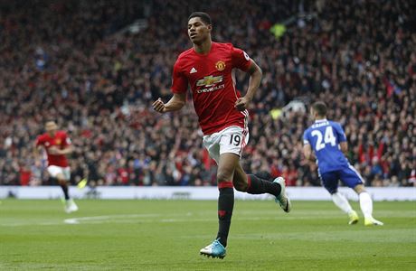 Manchester United vs. Chelsea: Rashford slaví gól v síti hostí.