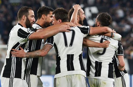 Fotbalisté Juventusu Turín slaví gól ve tvrtfinále Ligy mistr s Barcelonou