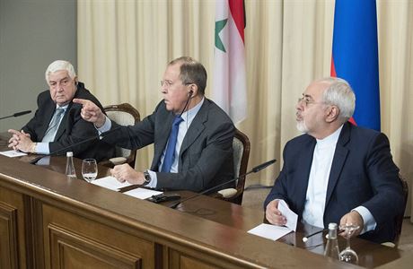 Ruský ministr Sergey Lavrov (uprosted), syrský Walid Muallem (vlevo) a irácký...