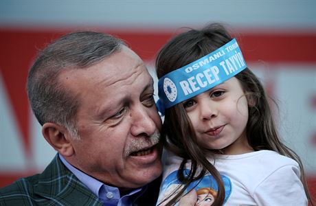 Tureck prezident Erdogan s malou Turkyn, ilustran foto.