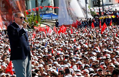 Tureck prezident Recep Tayyip Erdogan na jednom z poslednch mtink ped...