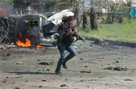 Syrsk fotograf Abd Alkader Habak, kter se po vbuchu v Aleppu vrhl na pomoc...