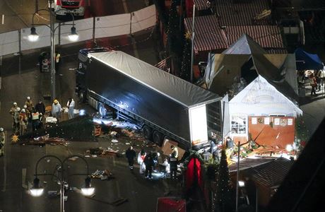 Scna jak z hororu. Polsk kamion projel peplnnm vnonm trhem v Berln.