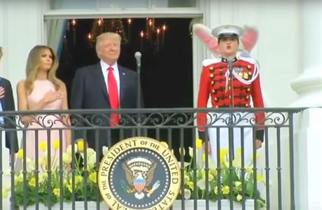 Prezident Trump si nedal pi hymn ruku na srdce, dokud do nj první dáma...