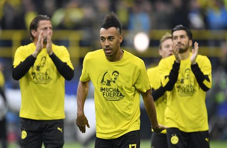 Hri Dortmundu na pedzpasov rozcvien nastoupili s triky vyjadujc...