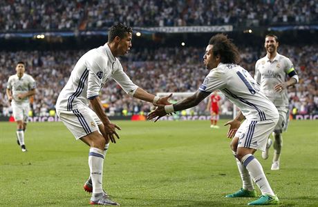 Cristiano Ronaldo a Marcelo pedvdj nacvienou oslavu vstelen branky.