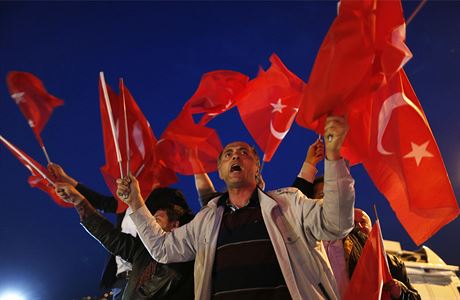 Erdoganovi pznivci slav vsledek referenda.
