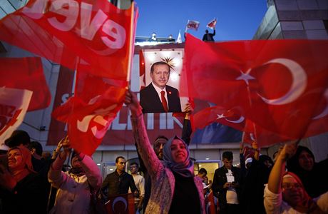 Erdoganovi píznivci slaví výsledek referenda.