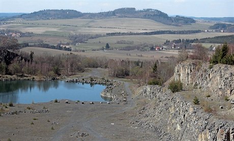 ediový lom s jezírkem, tba zde byla ukonena v roce 1997. Dnes je na...