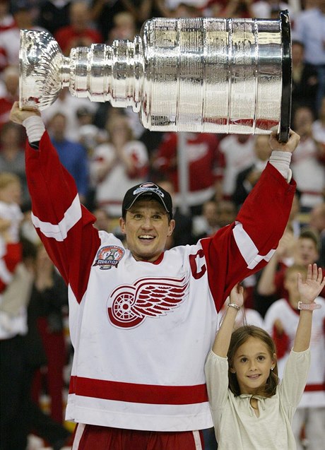 Steve Yzerman se Stanley Cupem 2002.
