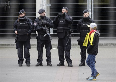 Policisté ped zápasem Ligy mistr Borussia Dortmund vs. AS Monaco.