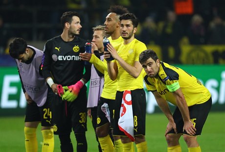 Hrái Borussie Dortmund se slzami v oích, druhý zprava Nuri Sahin.