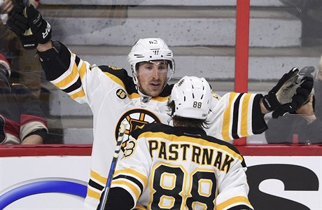 Brad Marchand slaví s Davidem Pastrákem jeden z gól Bostonu.