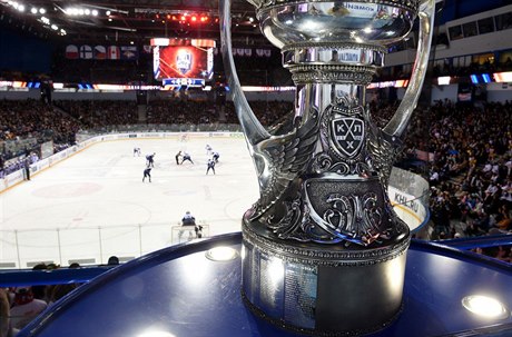 Gagarinův pohár pro vítěze KHL.
