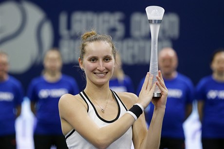 Markéta Vondrouová slaví s trofejí pro vítzku turnaje v Bielu.