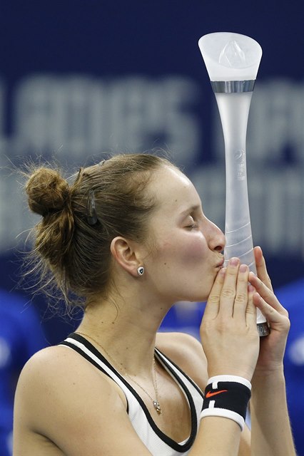 Markéta Vondrouová líbá trofej pro vítzku turnaje v Bielu.