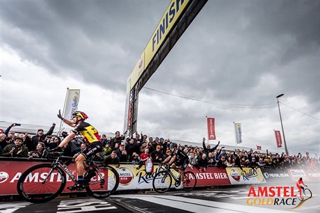 Philippe Gilbert slaví vítzství na Amstel Gold Race.