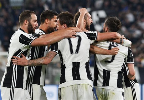 Fotbalisté Juventusu Turín slaví gól ve tvrtfinále Ligy mistr s Barcelonou