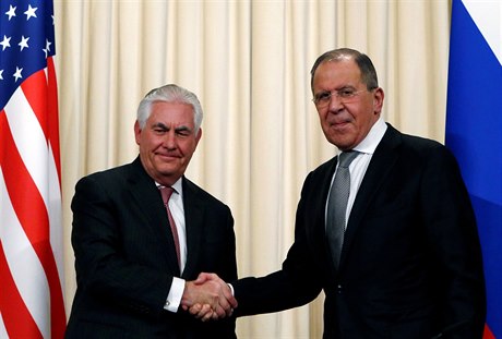 Ruský ministr zahraničí Sergej Lavrov třese rukou s americkým ministrem...