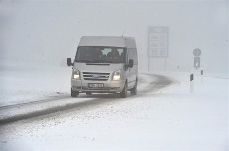Sníh znepíjemnil cestu hlavn idim, kteí ji pezuli na letní pneumatiky (ilustraní foto) 