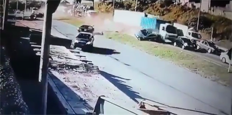 Brazilský idi nezvládl ízení a smetl 20 aut v kolon.