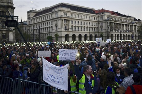 Demonstrující Maai ped budovou parlamentu v Maarsku bojují za zachování...