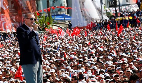 Turecký prezident Recep Tayyip Erdogan na jednom z posledních mítink ped...