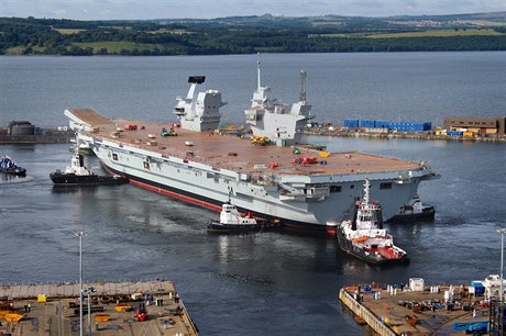 Britská letadlová lo HMS Queen Elizabeth po sputní na vodu v lét 2014.