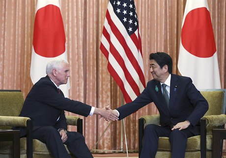 Americký viceprezident Mike Pence se potkal v Tokiu s premiérem inzó Abem.