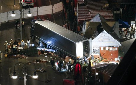 Scéna jak z hororu. Polský kamion projel přeplněným vánočním trhem v Berlíně.