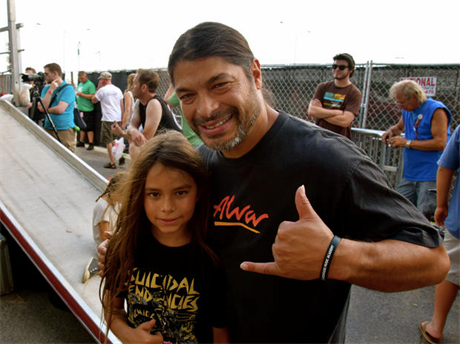 Tye Trujillo se svým otcem Robertem, baskytaristou kapely Metallica.