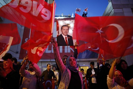Erdoganovi příznivci slaví výsledek referenda.
