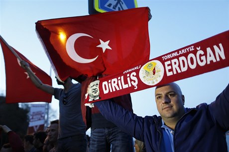 Erdoganovi píznivci slaví výsledek referenda.