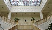 Pohled na monumentální schodiště, servisní schodiště s dekorativním zábradlím v...