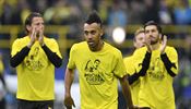 Hráči Dortmundu na předzápasové rozcvičení nastoupili s tričky vyjadřující...