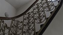 Pohled na monumentální schodiště, servisní schodiště s dekorativním zábradlím v...