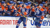 Kapitn Edmontonu Connor McDavid (97) slav svj 100. bod v sezon.